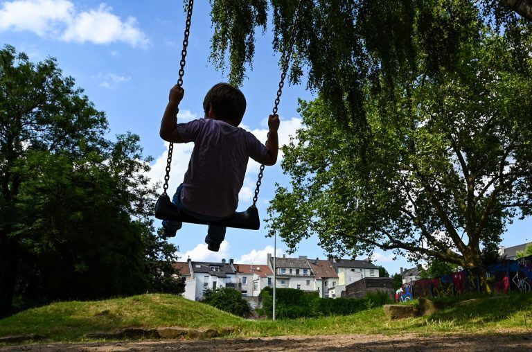 Einen Aktionsplan im Bereich der Kinderbetreuung fordern die Industrievertreter. <span class="copyright">Symbolbild/AFP/Ina Fassbender</span>