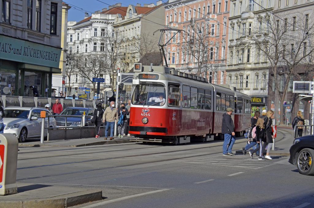 Wiener von Straßenbahn durch die Luft geschleudert
