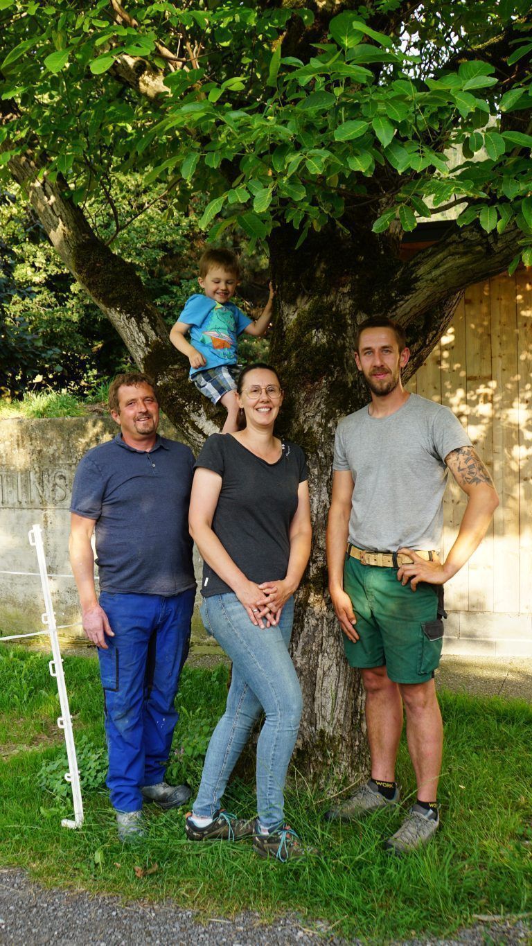 Betreiberfamilie: Christoph Fritsche, seine Frau Nina Öhre-Fritsche und ihr Bruder Michael Öhre. Im Baum ist der kleine Manuel. <span class="copyright">Ramona Pichler</span>