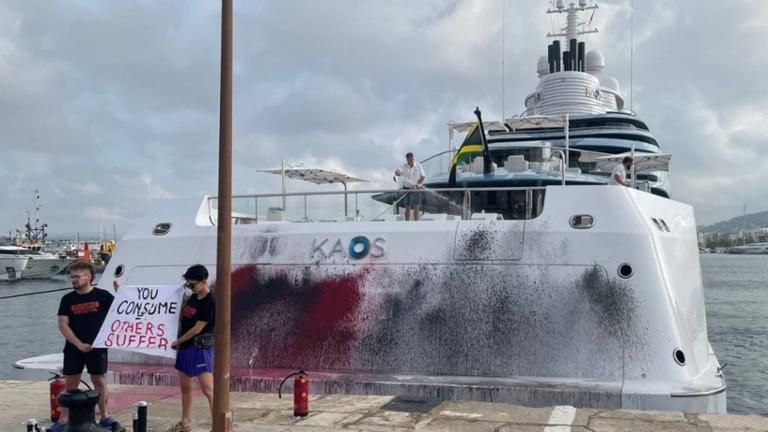Klimaaktivisten beschmierten Yacht
