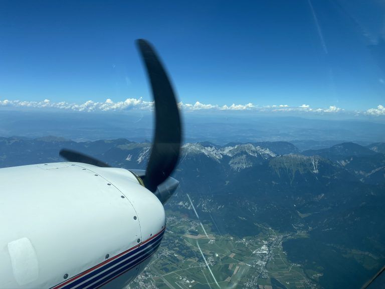Das Flugzeug fliegt tiefer als ein Linienflugzeug. <span class="copyright">AVT</span>