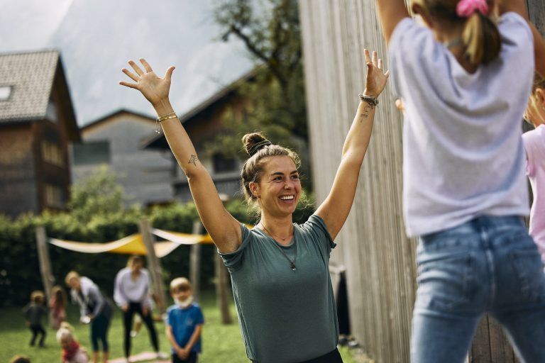 Sommeryoga im Schwimmbad.  <span style="color: rgba(111, 111, 111, var(--tw-text-opacity)); font-size: 0.75rem; text-transform: uppercase;"><span class="copyright">Martin Granadia // into the wold</span></span>