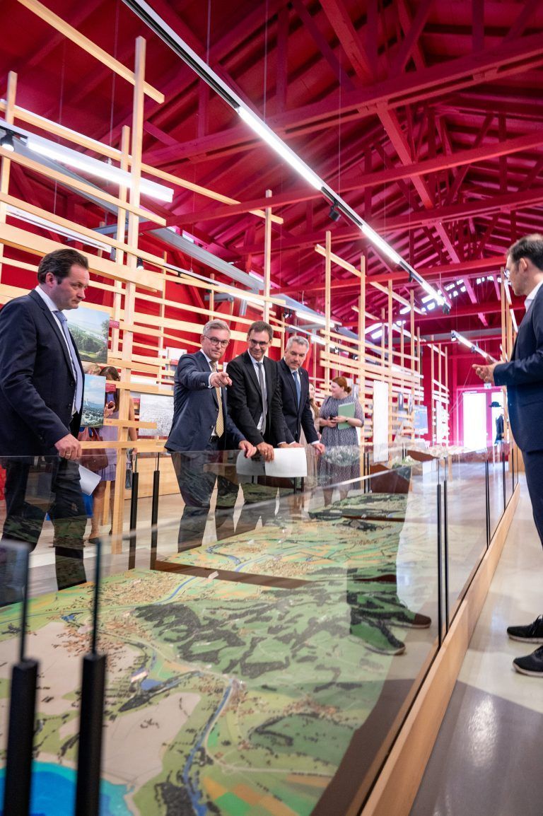 Hier wird das Modell begutachtet. <span class="copyright">Alexandra Serra</span>