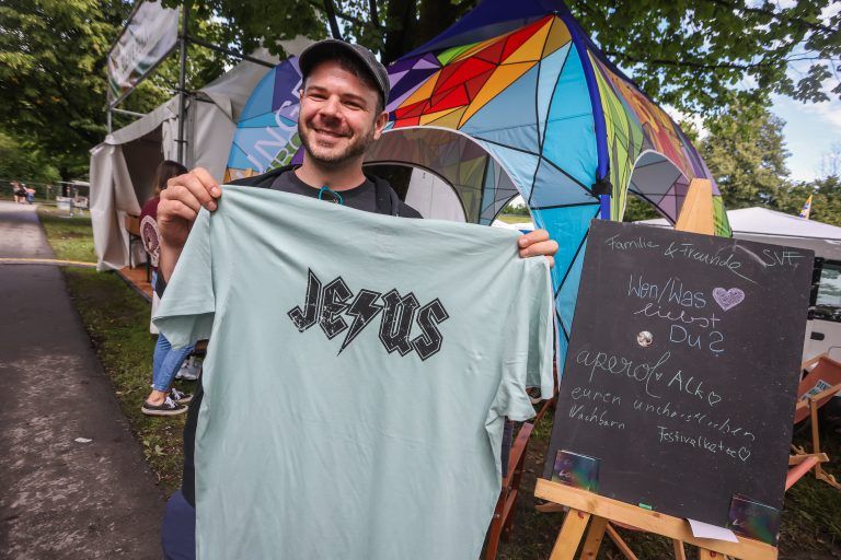 Klaus Abbrederis von der Jungen Kirche mit einem Jesus-T-Shirt. Die Schrift ist ähnlich wie diejenige der Hard-Rock-Band ACDC. <span class="copyright">Steurer</span>