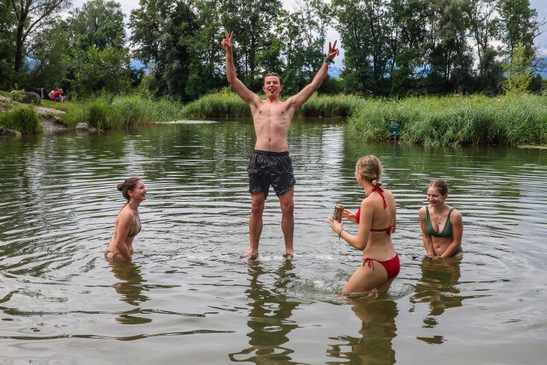 Auch wenn es am Freitag nicht allzu warm war, wagten sich einige Festivalbesucher in den Alten Rhein. <span class="copyright">Steurer</span>