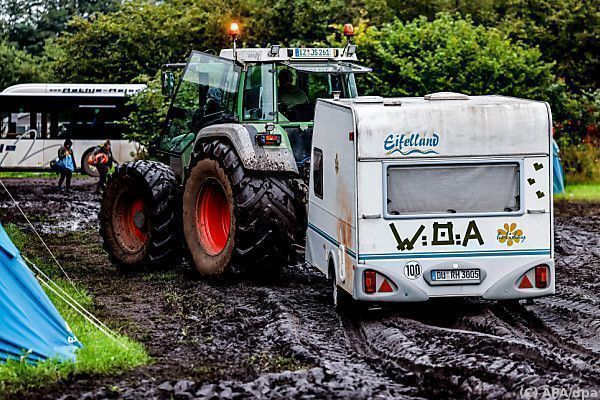 Metalfans verlassen nach Schlammschlacht Wacken