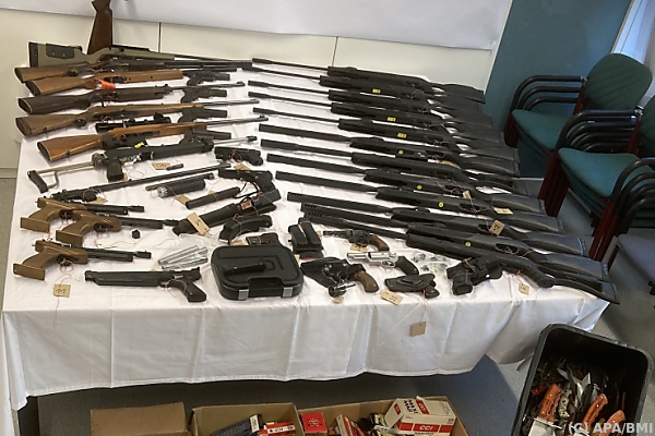 Waffen bei elf Abnehmern von illegalem Händler beschlagnahmt