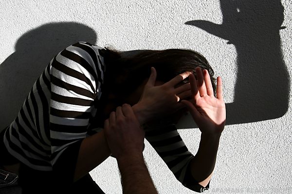 Rechnungshof für bessere Maßnahmen gegen Gewalt an Frauen