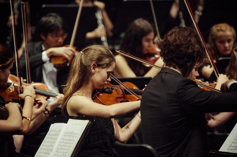 Es sind jedes Jahr um die 70 junge Musikerinnen und Musiker dabei. <span class="copyright">M. Mayer</span>