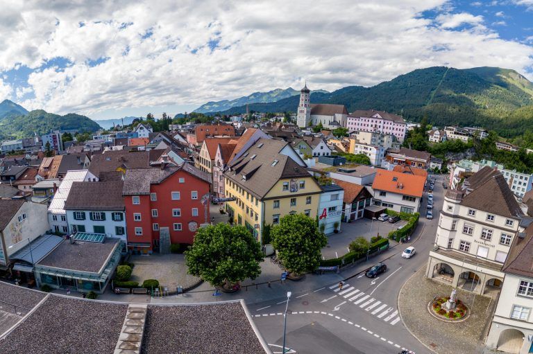 Wegen der unmittelbaren Nähe zur historischen Altstadt wurde die PV-Anlage der Apotheke (gelbes Gebäude) nicht bewilligt. <span class="copyright">Stiplovsek</span>