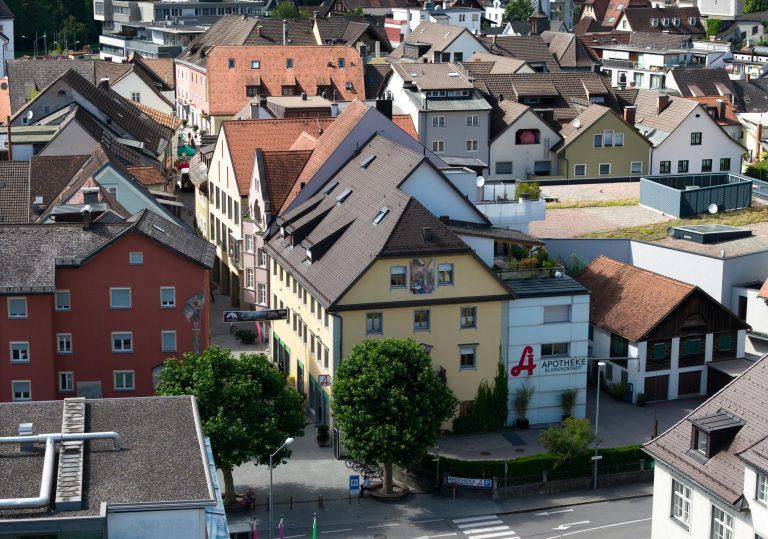 Auf dem Dach des Apotheken-Gebäudes (gelb) wäre auf der linksseitigen Dachschräge eine PV-Anlage geplant gewesen. <span class="copyright">stiplovsek</span>