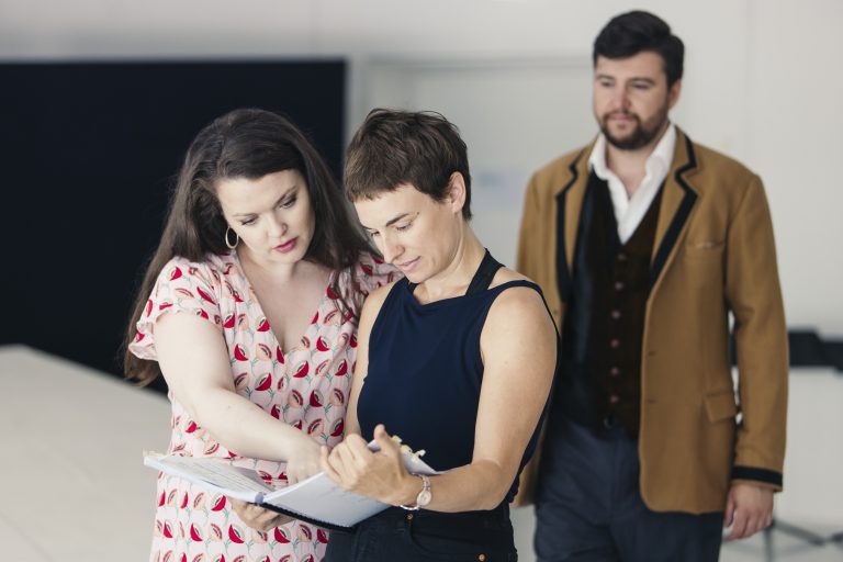 Vetten bei den Proben mit Sarah Shine (Sophie) und Bariton Yuriy Hadzetskyy (Albert).<br><span class="copyright">Lisa Mathis</span>