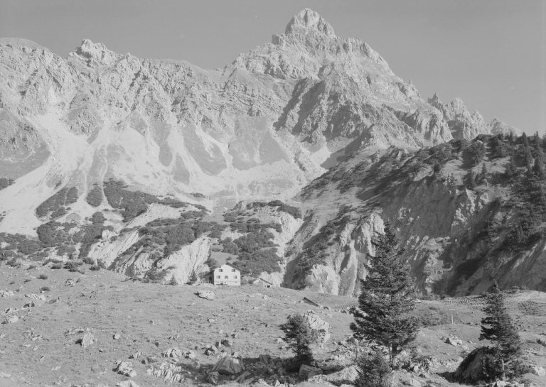 Ein historisches Bild der Zimba mit der Heinrich-Hueter-Hütte.<span class="copyright"> Sammlung Risch-Lau, Vorarlberger Landesbibliothek</span>