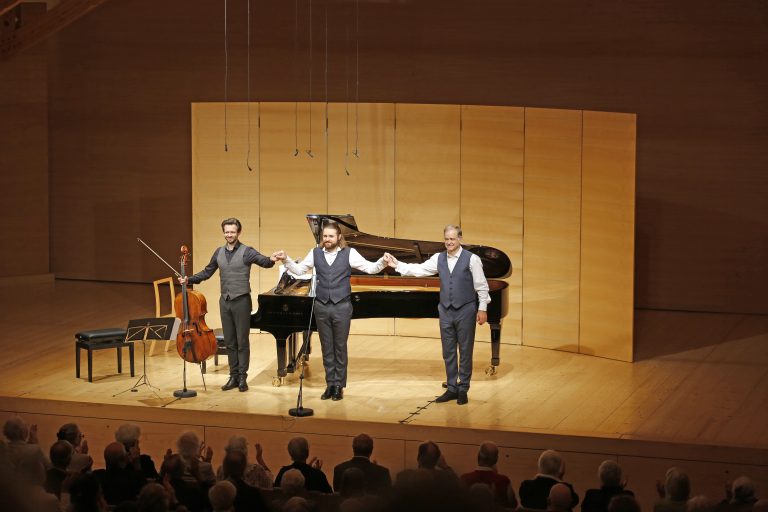 Der Bariton Konstantin Krimmel (Mitte) mit Klavierbegleiter Julus Drake (rechts) und dem Cellisten Mathias Johansen. <span class="copyright"> Schubertiade/Sprenger</span>