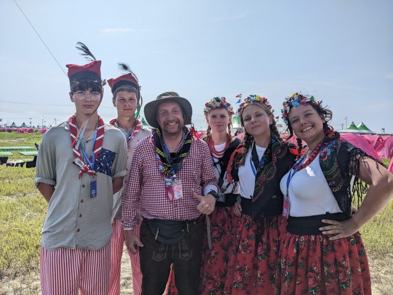 Daniel Furxer (Mitte) beim Cultural Day mit Teilnehmerinnen und Teilnehmern aus Polen. <span class="copyright">Privat</span>