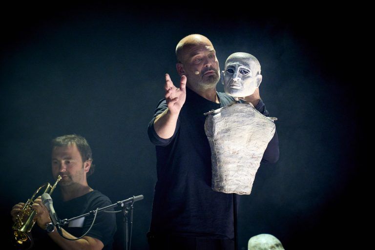 Florian Boesch mit der Puppe des Müllersburschen