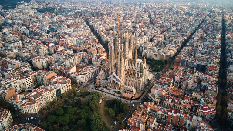 Die katalanische Hauptstadt Barcelona mit der bekannten Kirche Familia Sagrada. <span class="copyright">SOLAYA Marketing & Consulting</span>