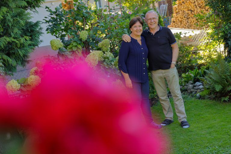 Nidia Bonnet und Josef Wdowik in ihrem Garten in Lustenau. <span class="copyright">Hartinger</span>