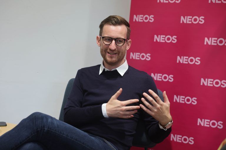 Johannes Gasser (Neos) stellte eine Anfrage zur Tourismusabgabe. <span class="copyright">hartinger</span>