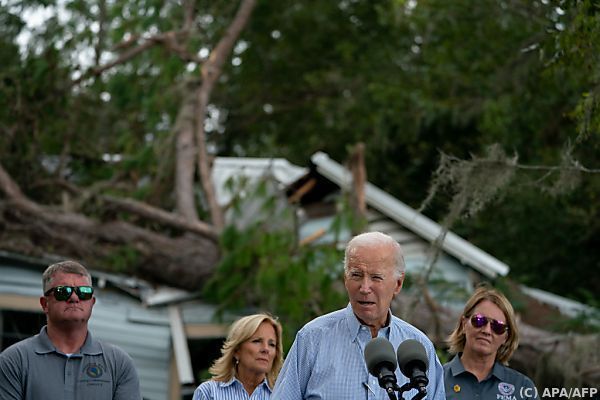Biden besichtigt Sturmschäden in Florida