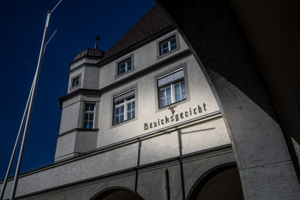 Von Flasche getroffen: Geldstrafe verringert