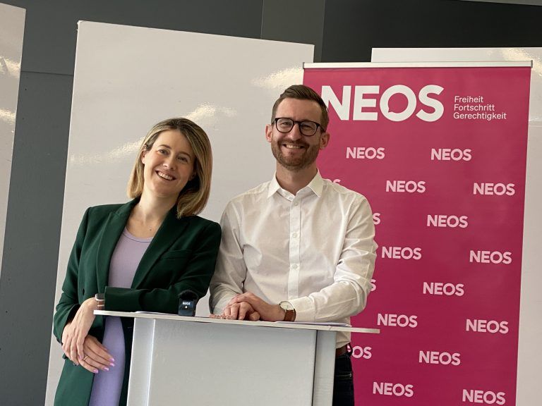 „Wir sind ein gutes Team“, sagt Johannes Gasser über sich und Parteichefin Claudia Gamon. <span class="copyright">VOL.AT/Mayer</span>