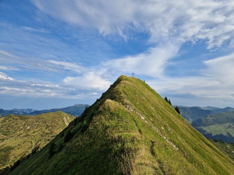 Auf dem Weg zur Kreuzspitze Links hinten Nob und Hoher Freschen rechts hinten Furkajoch Ragazer Blanken Damülser Mittagsspitz. <span class="copyright">Gerhard Vylet</span>