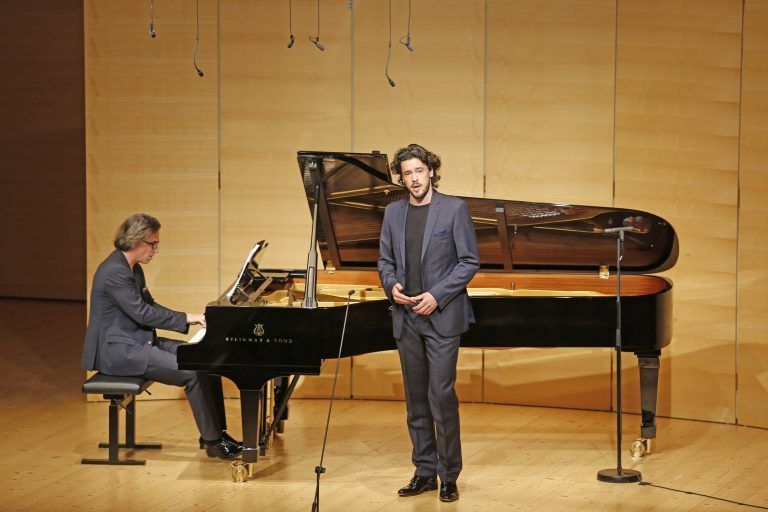 Andrè Schuen (r.) und Daniel Heide am Klavier