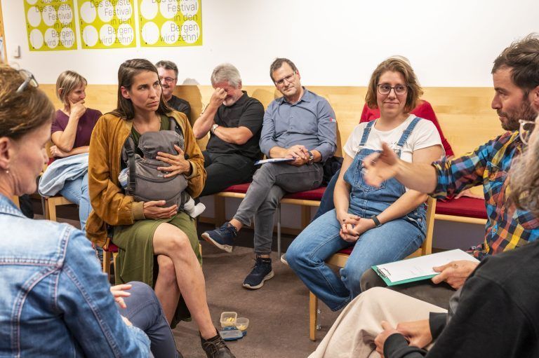 Im inneren Stuhlkreis wurde gesprochen: Janine Bex (mit Baby), Lisa Praeg und Stefan Schartlmüller (v.l.). <span class="copyright">Daniel Furxer</span>