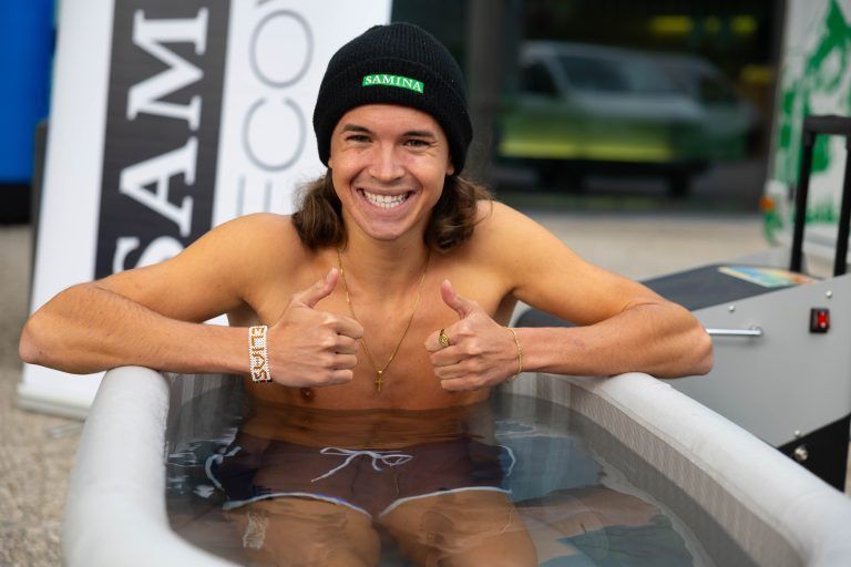Leichtathlet Elias Nussbaumer im Eisbad. <span class="copyright">HArtinger</span>
