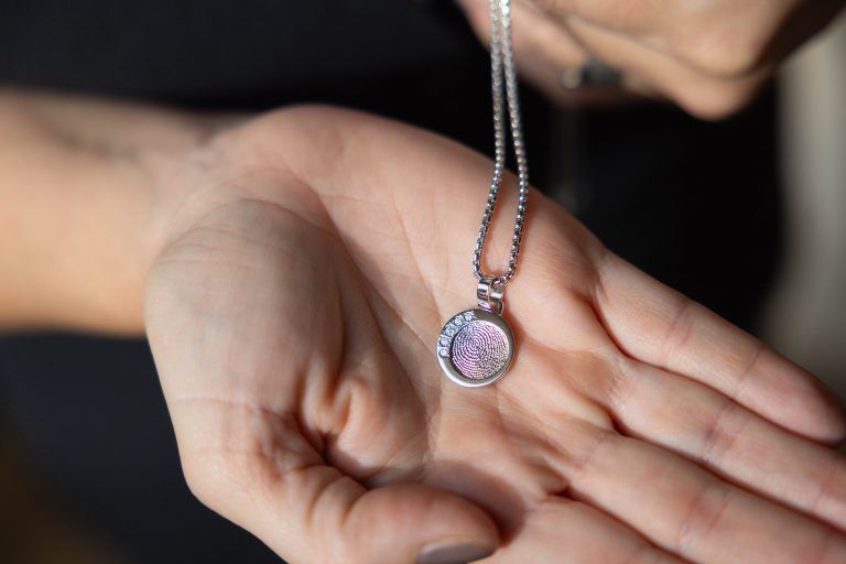 Die Erinnerung an Verstorbene kann auch abseits des Friedhofs weiterleben. Etwa durch einen Fingerabdruck auf einer Kette oder einen Diamanten aus der Asche oder Haaren. <span class="copyright">hartinger</span>