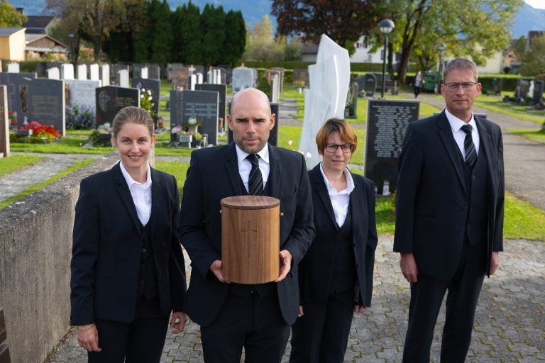 Das Team der Bestattung Feistenauer: Mathias Gmeiner, Angelika Matheisl, Agnes Hämmerle, Nick Mussbacher. <span class="copyright">hartinger</span>