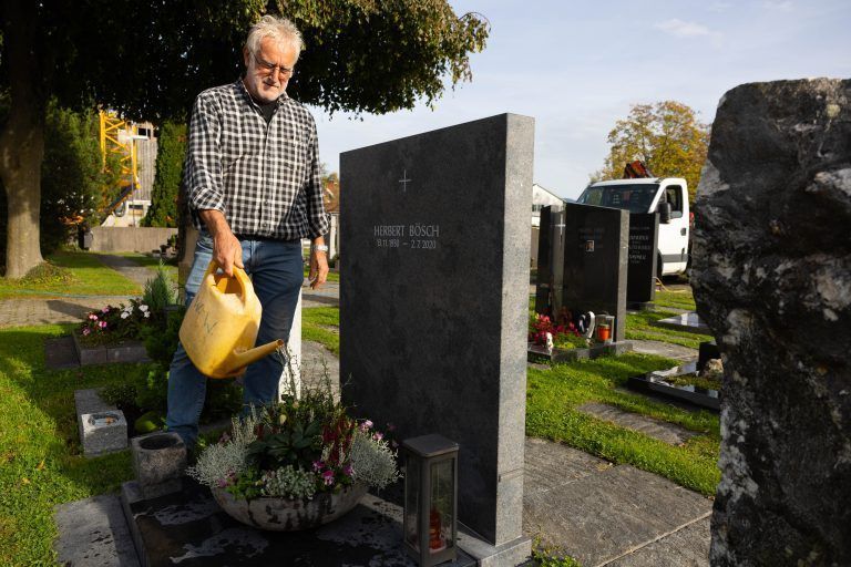 Vor Allerheiligen werden die Gräber am Friedhof Hasenfeld in Lustenau besonders schön gemacht. <span class="copyright">hartinger</span>
