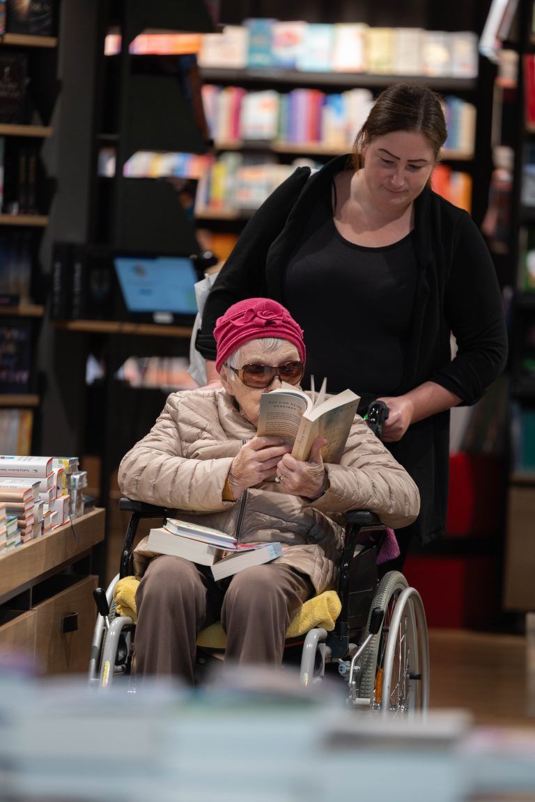 Eine Kundin, die durch ein paar Bücher blättert. <span class="copyright">hartinger</span>