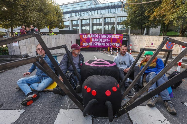 Aktivisten mit einer symbolischen Spinne.<span class="copyright"> steurer</span>