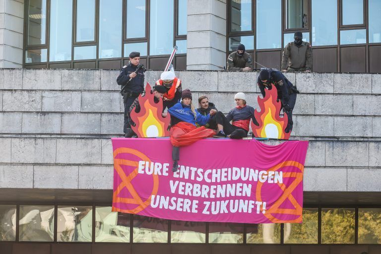 Demonstranten vor dem Landhaus. <span class="copyright">steurer</span>