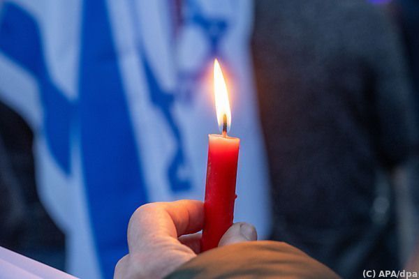 Tägliche Mahnwache gegen Antisemitismus am Ballhausplatz