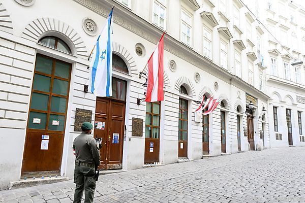 Nehammer will Fahnen-Schändung generell verbieten