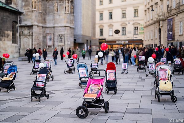 Kinderwagen erinnern in Wien an minderjährige Hamas-Geiseln