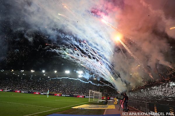 Hohe Geldstrafen für Rapid, Sturm nach Pyro-Einsatz