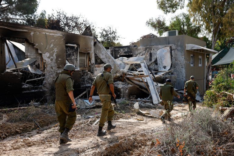 <span class="copyright">REUTERS/Amir Cohen</span>