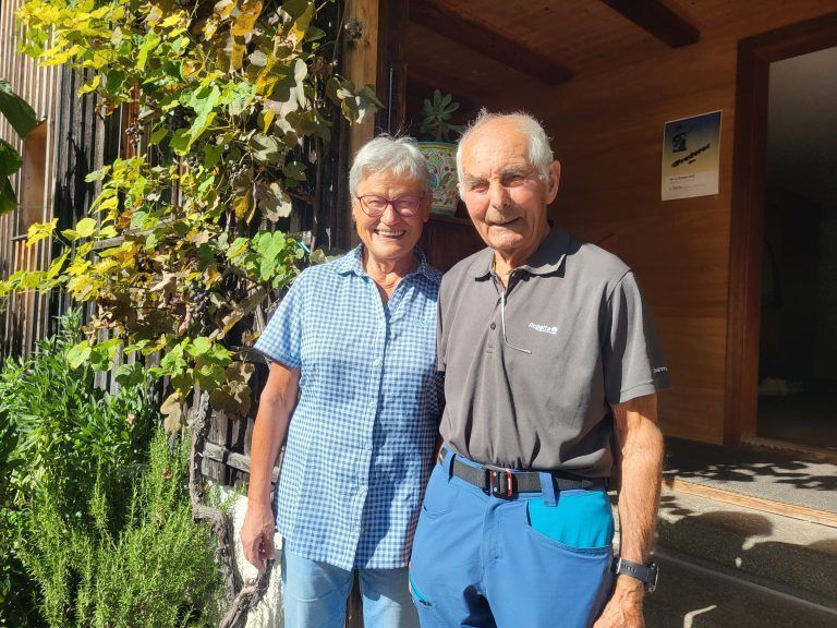 Ortschronistin Elisabeth Wicke und der damalige Skisportfunktionär Hans Schwarzmann.<span class="copyright">willi</span>