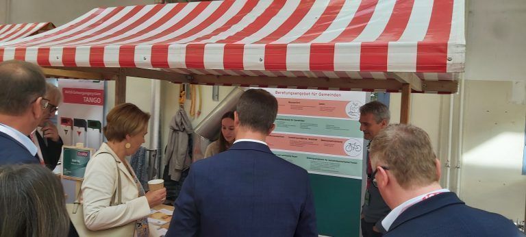 Die Messe zog Vertreter aus Politik, Verwaltung und Wirtschaft an. <span class="copyright">Neue</span>