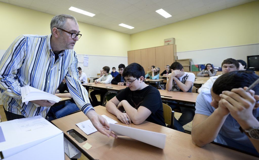 Pflichtschullehrer mit vielen Überstunden