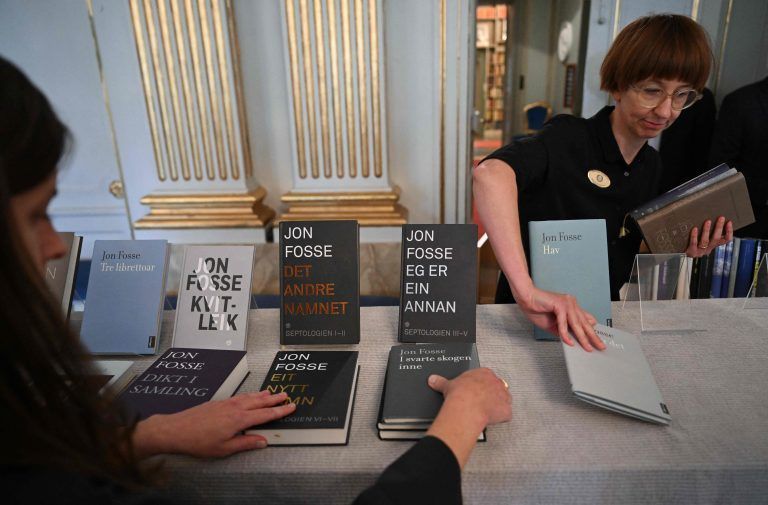 Bücher des norwegischen Autors werden nach der Bekanntgabe präsentiert. <span class="copyright">APA/AFP/JONATHAN NACKSTRAND</span>