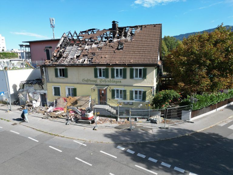 Der Abriss der Brandruine steht offenbar bevor. <span class="copyright">Hartinger</span>