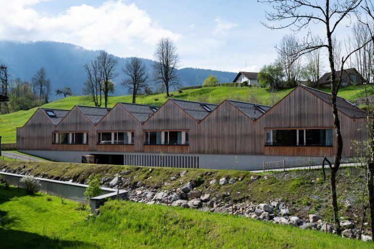 Das Bienenhaus ist im Egger Zentrum und besteht aus sechs aneinandergereihten kleinen Häusern. <span class="copyright">A. Serra/Land Vorarlberg</span>
