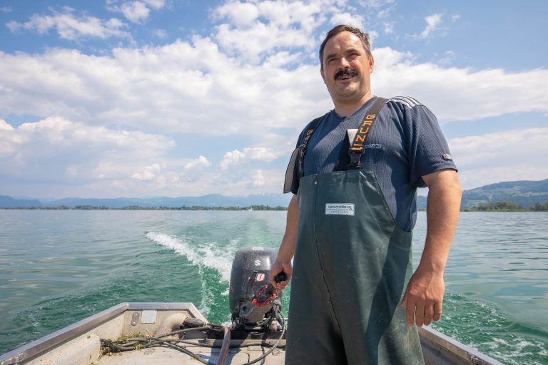 Während Mutter Regula Bösch vor knapp 20 Jahren noch jede Menge Felchen aus dem See zog, hat Sohn Albert Bösch, Obmann der Vorarlberger Berufsfischer, seit April bewusst auf den Felchenfang verzichtet – nachdem kaum mehr welche vorhanden waren.<span class="copyright">(C) HARTINGER</span>