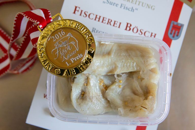 Bösch erhielt in den vergangenen Jahren zahlreiche Auszeichnungen für seine Produkte aus verschiedenen Fischarten. <span class="copyright">Klaus Hartinger</span> 