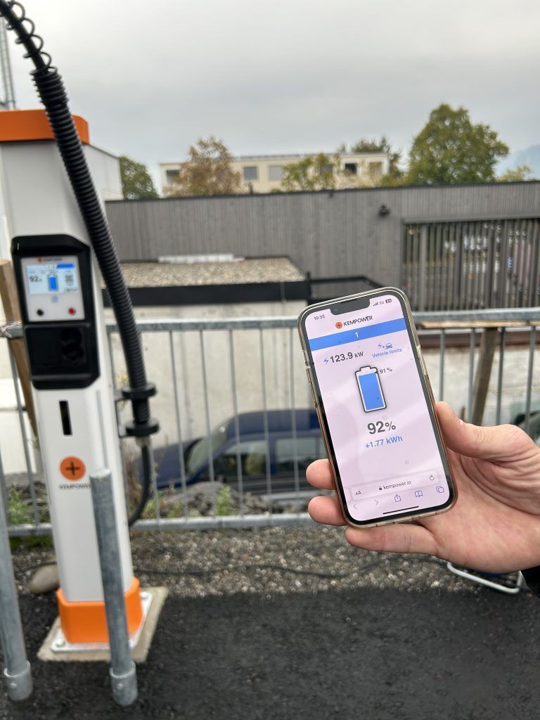 Durch das Scannen eines QR-Codes kann Amann am Handy den Ladevorgang kontrollieren. <span class="copyright">Schwärzler</span>